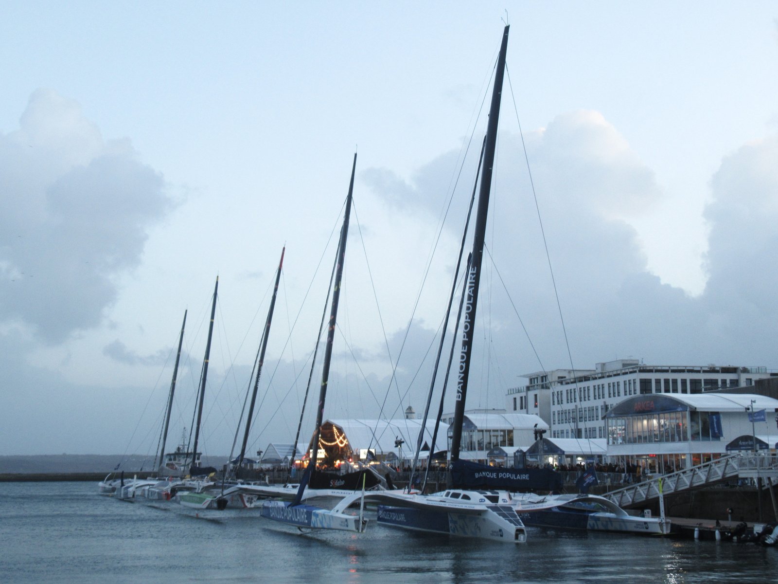 Les trimarans Ultim Banque Populaire XI, Sodebo Ultim 3, Armand Thiery et Maxi Edmond de Rothschild à quai à Brest
