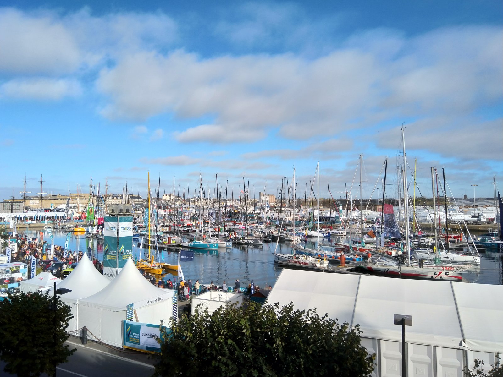 Le village de la Route du Rhum - Destination Guadeloupe dans le bassin Vauban de Saint-Malo, avec les bateaux à quai