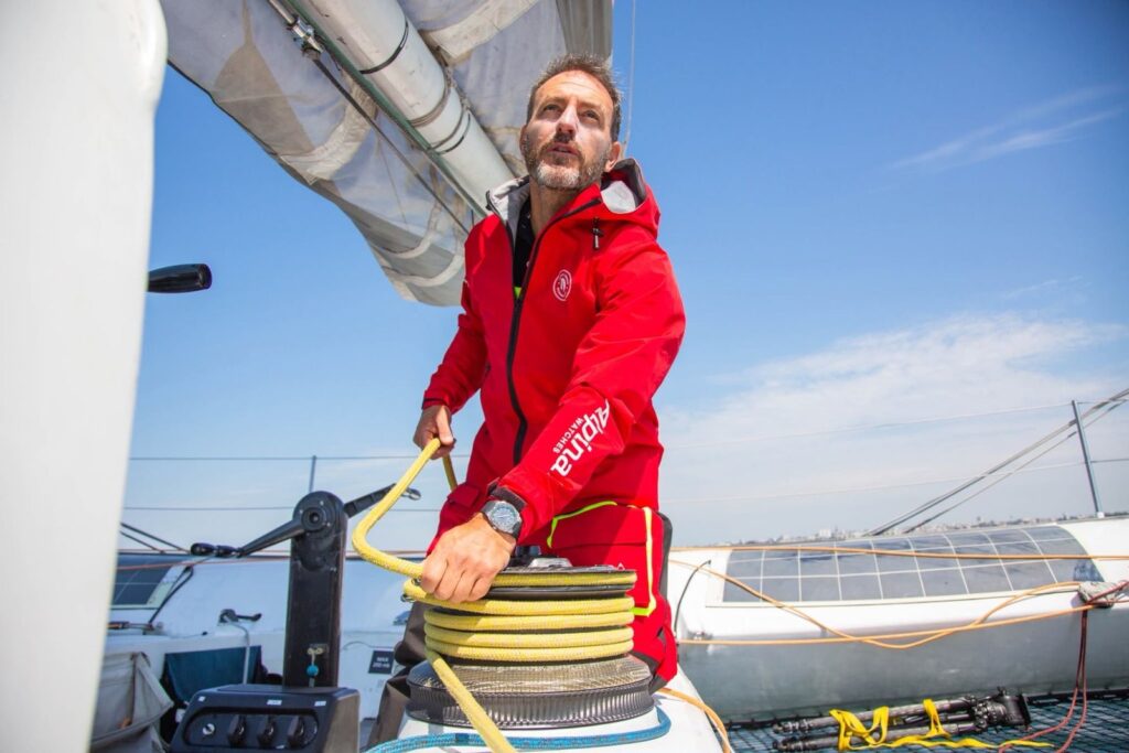 Le navigateur Éric Péron, ambassadeur Alpina, à la manœuvre à bord d'un trimaran
