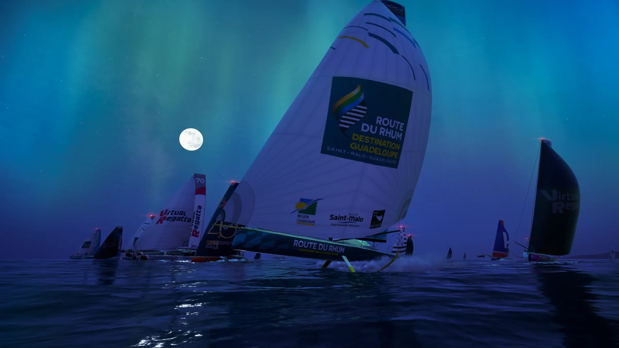 De nuit, sous une aurore, un IMOCA aux couleurs de la Route du Rhum - Destination Guadeloupe dans le jeu Virtual Regatta